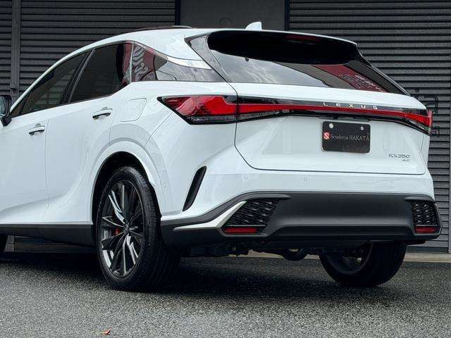 Fスポーツ専用・スーパーグロスブラック21インチアルミホイール。