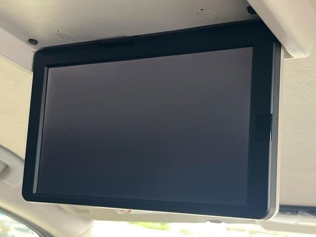 【フリップダウンモニター】大画面モニターで後席でもエンタメをお楽しみいただけます。小さなお子様にも大人気の装備です♪
