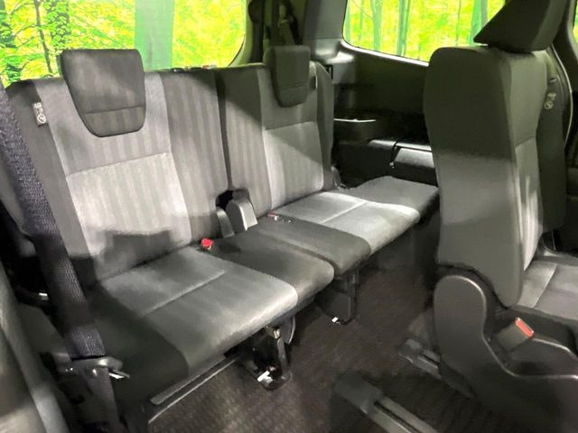 3列目シートはもちろん状態良好☆大人でもゆったりと座って頂けますので、大人数でのお出かけもラクラクです♪ご家族で、気の知れた仲間で、ドライブに行くのが楽しみですね♪