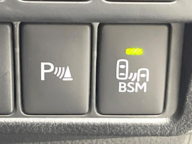【ブラインドスポットモニター】走行中、ドアミラーの死角になりやすい箇所に後続車が接近するとサイドミラーのレンズに警告を表示!ドライバーに注意喚起をしてくれます。