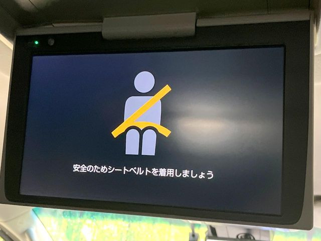【純正12型後席モニター】家族や友人とお出かけする機会が多い方に大人気の後席モニターを装備!見やすい位置に画面がありテレビやDVDの視聴も快適!友達もお子様も、後席にしか乗らなくなるかも??