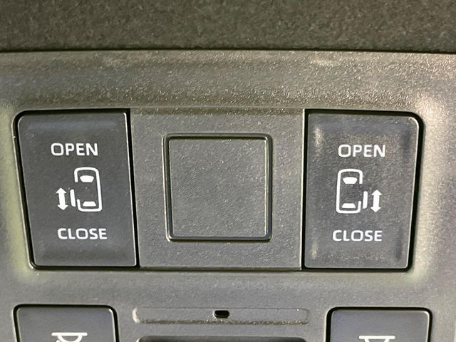 【両側パワースライドドア】スマートキーや運転席のスイッチで後席両側スライドドアの開閉が可能♪電動だから力を入れてドアを開ける必要が無く、小さなお子様でも簡単に開け閉めでき快適です♪