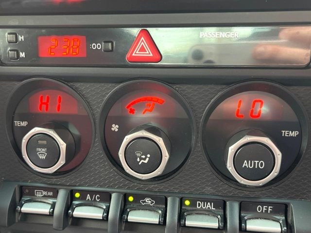 【左右独立型フルオートエアコン】運転席と助手席でそれぞれお好みの温度に設定可能。同乗者にも配慮した、快適な空調をお届け致します。