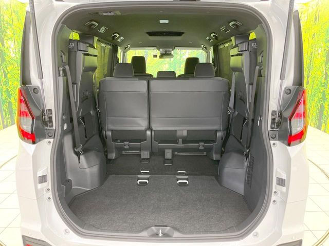 積み下ろしのしやすいデッキにはたっぷりと荷物を積み込んでいただけます。遊びから仕事まで、様々なシーンで頼れます♪