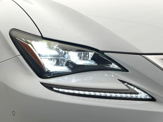 【角型三眼LEDヘッドライト】スタイリッシュな見た目の三眼LEDヘッドライトを装備♪スタイルだけでなく、夜間の走行も視界良好で安心してお乗りいただけます。