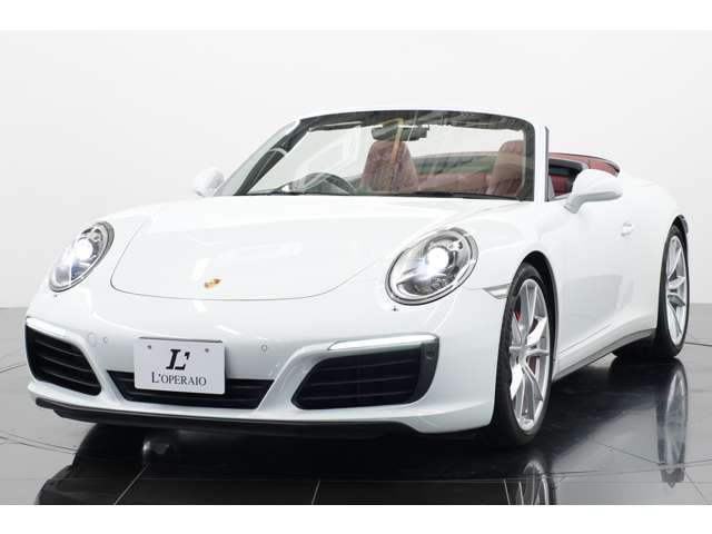 911のデザインアイコンである丸型ヘッドライトとLEDデイタイムランニングライト。時代を超えて受け継がれる顔つきは、年月を経ても色あせることがありません。ひと目でポルシェとわかる表情です。