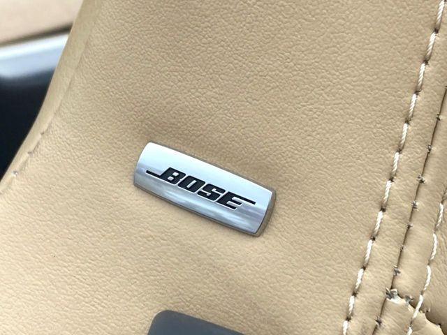 【BOSEサウンドシステム】メーカーオプションの高品位サウンドシステムを搭載。専用のチューニングが施された大小様々なスピーカーから良質なサウンドが奏でられ、臨場感あふれる音響空間を演出します。
