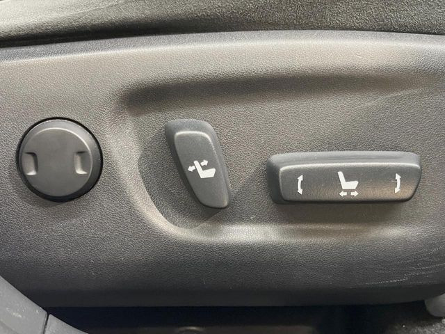 【パワーシート】スイッチ一つで簡単にシートの微調整が可能!電動だから力もいりません!自分に最適なシートポジションにセットして、快適なドライブをお楽しみください。