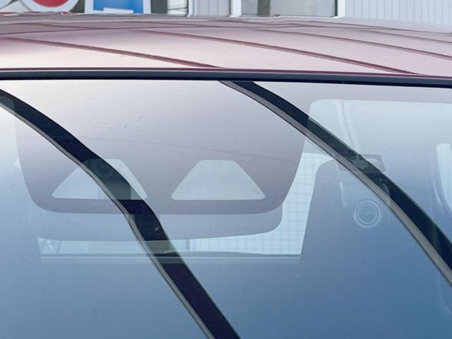 【スマートアシスト】走行中に前方の車両等を認識し、衝突しそうな時は警報とブレーキで衝突回避と被害軽減をアシスト。より安全にドライブをお楽しみいただけます。