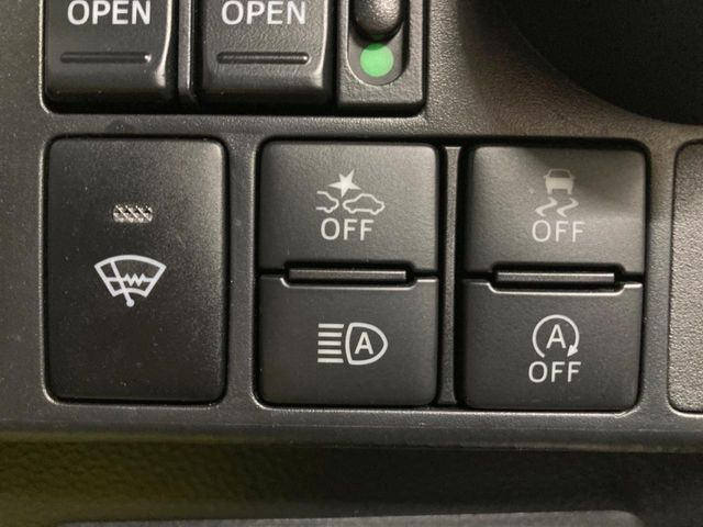 【スマートアシスト】走行中に前方の車両等を認識し、衝突しそうな時は警報とブレーキで衝突回避と被害軽減をアシスト。より安全にドライブをお楽しみいただけます。