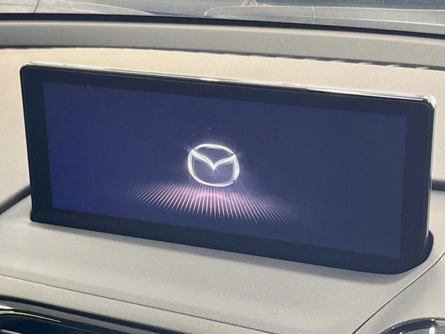 【8.8インチマツダコネクト】車内の雰囲気にマッチした大型のディスプレイ。スマホ接続でのナビ使用やBluetooth再生等、様々な機能が楽しめます。直感的なダイヤル操作が可能で、使い勝手も良好です。