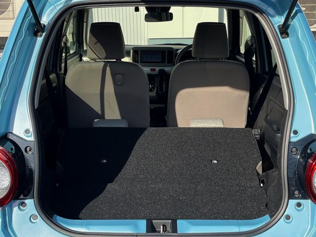 普段のお買い物や通勤、送迎等に十分な荷室スペースを確保しております。セカンドシートを倒すと、大きな荷物の積載も可能です♪