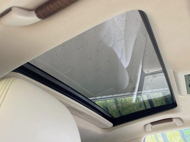 【サンルーフ】開放感たっぷりの希少装備、サンルーフが装着されています!車内に明かりを取り入れたり景色を楽しむ以外にも、車内の空気も簡単に換気できて快適です!