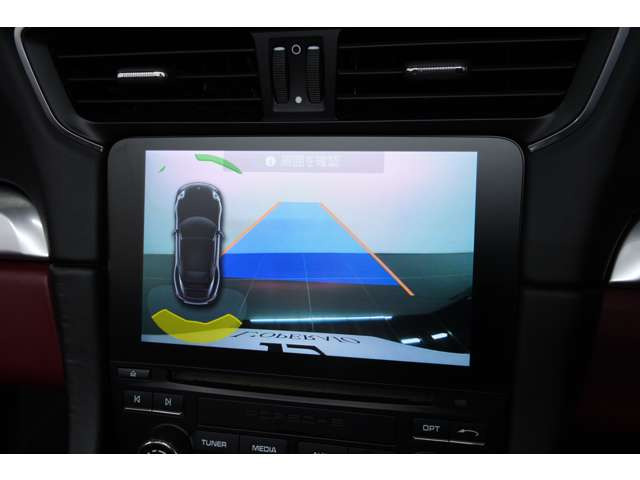 Apple CarPlayに対応したナビシステムを搭載。iPhoneを接続すれば、使い慣れた地図アプリや音楽をそのまま画面で操作できます。年式を感じさせない利便性で、日常から遠出まで快適です。