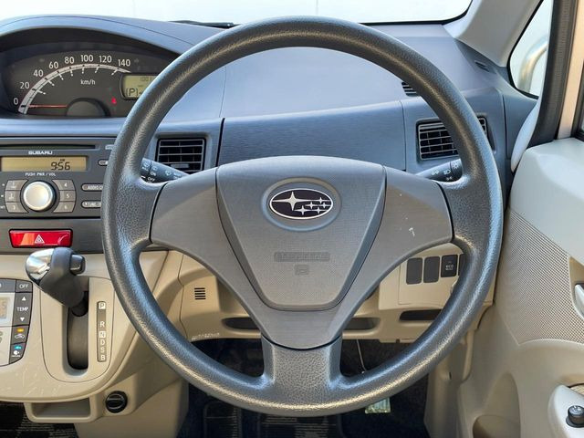 �C���e���A�ɍ��킹���f�U�C���̃X�e�A�����O�́A�^�]�������̂��Ƃ��l���A�^�]���₷���`��A�傫���ł��B�����x�A���ۂɐG���Ă��m���߂��������B