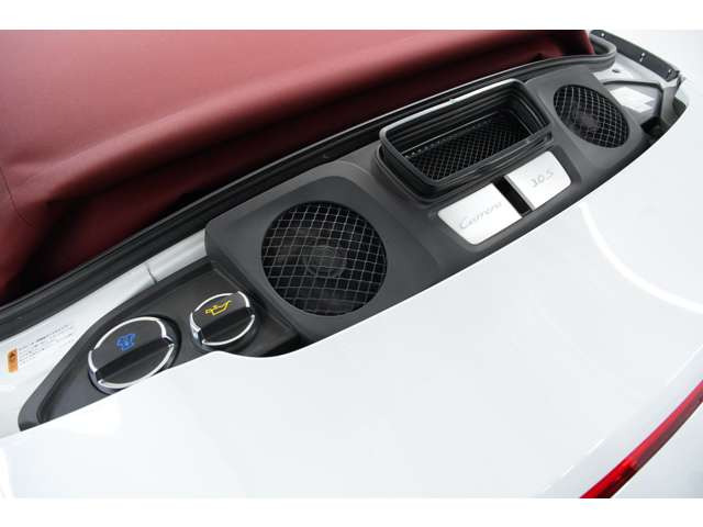 991後期から採用された3.0L水平対向6気筒ツインターボ。420ps・51.0kgmを発揮し、低回転から厚みのあるトルクで車体を押し出します。ターボ化してもフラット6らしい吹け上がりは健在です。