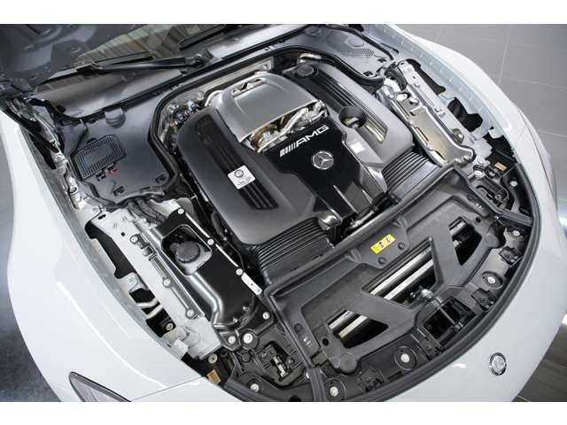 4.0L V8�c�C���^�[�{�G���W���ɓd�����[�^�[��g�ݍ��킹��AMG�̍����\�n�C�u���b�h�V�X�e���B�p���[�ƃ��X�|���X���A�h���C�r���O�p�t�H�[�}���X���������܂��B