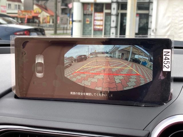 【バックカメラ】駐車時に後方がリアルタイム映像で確認できます。大型商業施設や立体駐車場での駐車時や、夜間のバック時に大活躍!運転スキルに関わらず、今や必須となった装備のひとつです!