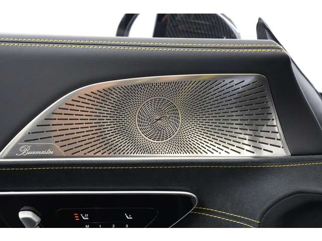 Burmester�T���E���h�T�E���h�V�X�e���𓋍ځB�k���ŗՏꊴ���ӂ�鉹�����A�㎿�ȃC���e���A�ƂƂ����ґ�ȃh���C�r���O��Ԃ����o���܂��B