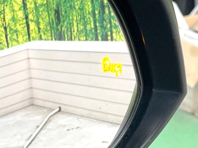 【ブラインドスポットモニター】走行中、ドアミラーの死角になりやすい箇所に後続車が接近するとサイドミラーのレンズに警告を表示!ドライバーに注意喚起をしてくれます。