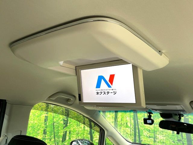 【フリップダウンモニター】大画面モニターで後席でもエンタメをお楽しみいただけます。小さなお子様にも大人気の装備です♪