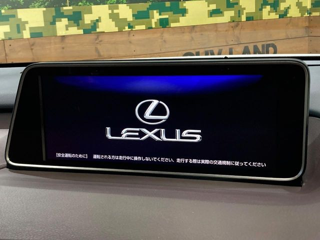 【12.3インチワイドナビ】高級感とインパクトのある大型ワイドナビを装備。各種オーディオ操作はもちろん、横長ワイド画面でのマップ2分割表示など、利便性も高いナビです♪
