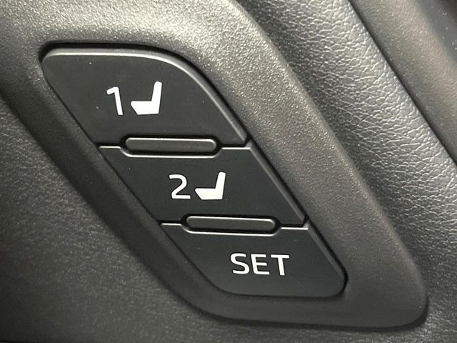【メモリー機能付きパワーシート】ドライバーごとに設定したシート位置を記憶して、ボタン一つで切り替えできる便利な機能!運転する方が複数名いらっしゃるご家庭におすすめです♪