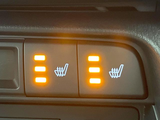 【シートヒーター】寒い日に重宝するシートヒーター!エアコンより早く温まってくれるので寒がりの人も安心ですね♪エアコンの温風は乾燥するから苦手、という方にもをおすすめです。
