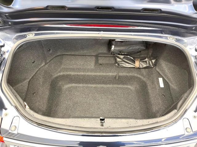 積み下ろしのしやすいデッキにはたっぷりと荷物を積み込んでいただけます。遊びから仕事まで、様々なシーンで頼れます♪