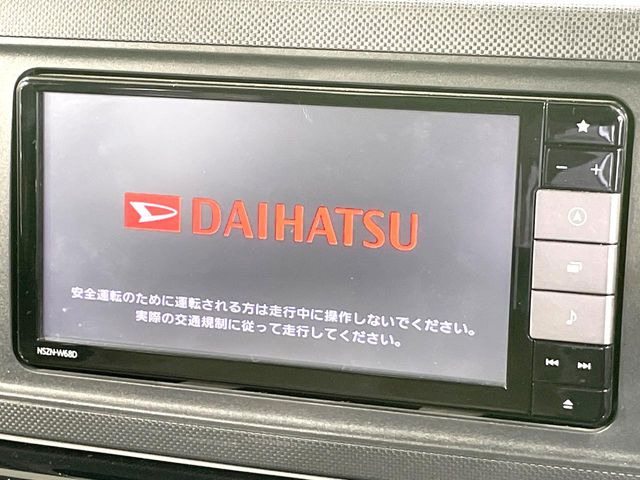 【純正ナビ】人気の純正ナビを装備しております。ナビの使いやすさはもちろん、オーディオ機能も充実!キャンプや旅行はもちろん、通勤や買い物など普段のドライブも楽しくなるはず♪