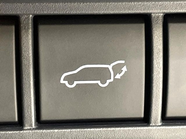 【パワーバックドア】スマートキーや運転席のボタンを押すだけでリアゲートが自動で開閉します!荷物を持っている時や、高い位置にあるバックドアを閉める際に便利な機能です♪