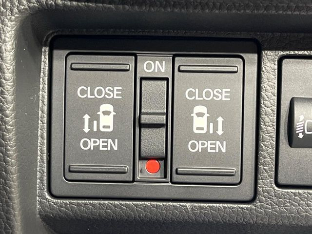 【両側パワースライドドア】スマートキーや運転席のスイッチで後席両側スライドドアの開閉が可能♪電動だから力を入れてドアを開ける必要が無く、小さなお子様でも簡単に開け閉めでき快適です♪