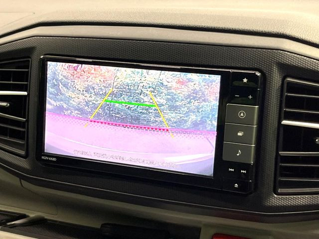 【バックカメラ】駐車時に後方がリアルタイム映像で確認できます。大型商業施設や立体駐車場での駐車時や、夜間のバック時に大活躍!運転スキルに関わらず、今や必須となった装備のひとつです!