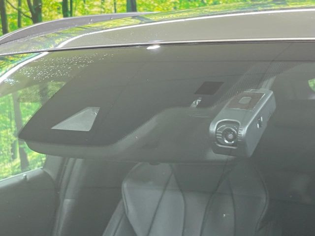 【プリクラッシュセーフティ】前方の車両等を検知し、衝突しそうな時は警報で注意を促し、ブレーキを踏む力をサポート。ブレーキを踏めなかった場合は衝突被害軽減ブレーキが作動、衝突回避をサポートします。