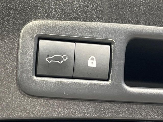 【パワーバックドア】スマートキーや運転席のボタンを押すだけでリアゲートが自動で開閉します!荷物を持っている時や、高い位置にあるバックドアを閉める際に便利な機能です♪