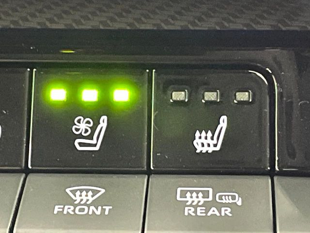 【シートヒーター&ベンチレーション】夏場は涼しい風でお尻や背中の熱やムレを防ぎ、冬はエアコンよりも早く温まってポカポカに!季節を問わず快適に過ごせます。