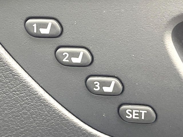 【メモリー機能付きパワーシート】ドライバーごとに設定したシート位置を記憶して、ボタン一つで切り替えできる便利な機能!運転する方が複数名いらっしゃるご家庭におすすめです♪