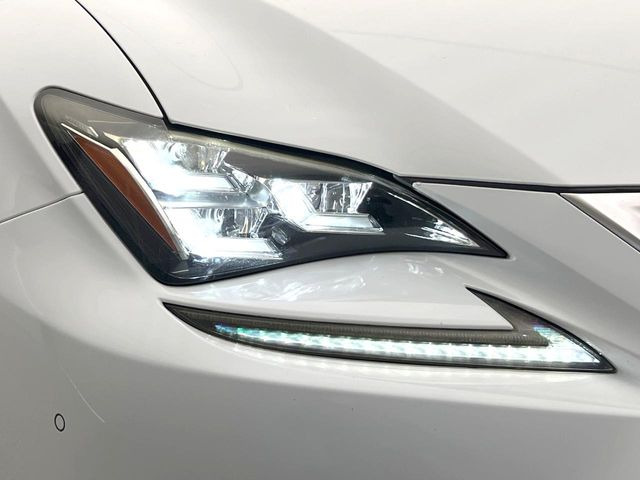 【角型三眼LEDヘッドライト】スタイリッシュな見た目の三眼LEDヘッドライトを装備♪スタイルだけでなく、夜間の走行も視界良好で安心してお乗りいただけます。