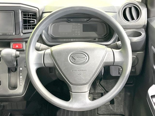 インテリアに合わせたデザインのステアリングは、運転される方のことも考え、運転しやすい形状、大きさです。是非一度、実際に触ってお確かめください。