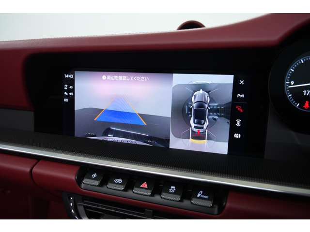 後退時の安全確認をサポートするバックカメラを装備。センターディスプレイに車両後方の映像を表示することで、駐車時や狭いスペースでの取り回しをサポートします。