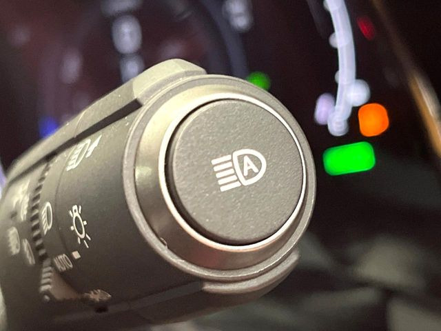 【アダプティブハイビーム】遠くまで明るく照らすハイビームを先行車や対向車に照射しない様、自動で調整!毎回手動で切り替える必要がなく、夜間走行時のストレスも軽減。安全性向上にも寄与します。