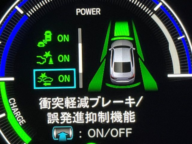 【ホンダセンシング】走行中に前方の車両等を認識し、衝突しそうな時は警報とブレーキで衝突回避と被害軽減をアシスト。より安全にドライブをお楽しみいただけます。