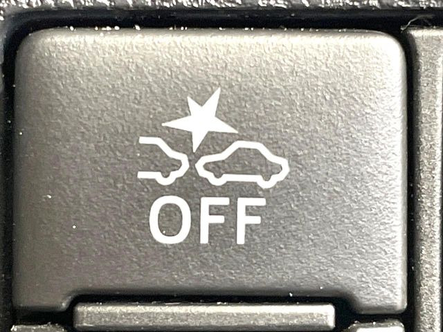 【スマートアシスト】走行中に前方の車両等を認識し、衝突しそうな時は警報とブレーキで衝突回避と被害軽減をアシスト。より安全にドライブをお楽しみいただけます。