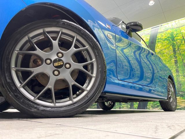 �y16�C���`�A���~�z�C�[���z�O�ςɃ}�b�`�����A���~�z�C�[���𑕒����Ă���܂��B�e��A���~�z�C�[����A�X�^�b�h���X�^�C�����戵�����Ă���܂��B���񂲑��k����������