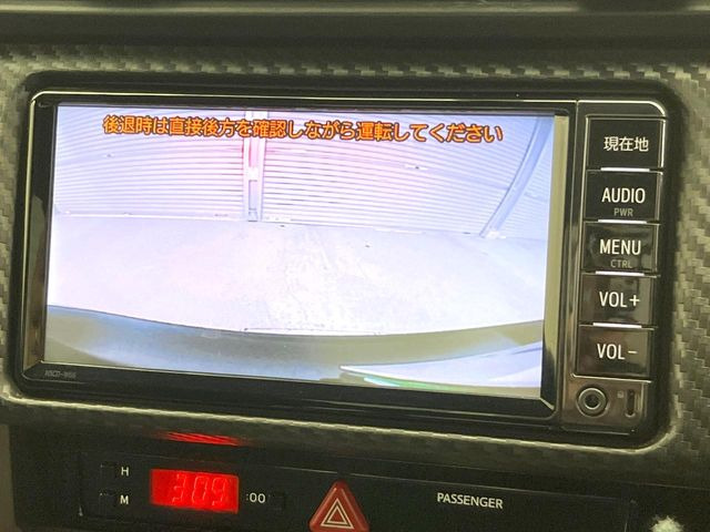 【バックカメラ】駐車時に後方がリアルタイム映像で確認できます。大型商業施設や立体駐車場での駐車時や、夜間のバック時に大活躍!運転スキルに関わらず、今や必須となった装備のひとつです!