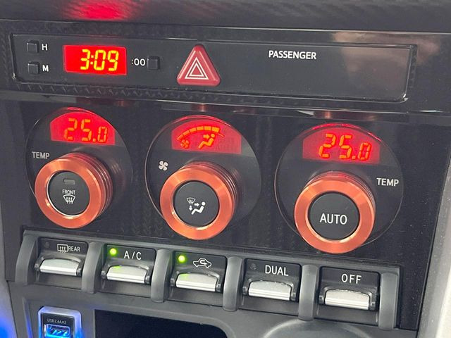 【左右独立型フルオートエアコン】運転席と助手席でそれぞれお好みの温度に設定可能。同乗者にも配慮した、快適な空調をお届け致します。