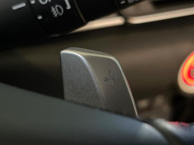 【パドルシフト】ハンドルから手を離さずに素早くシフトアップ&ダウンができるので、エンジンブレーキを使う下り坂や高速道路の合流で加速したい場面で役立ちます。