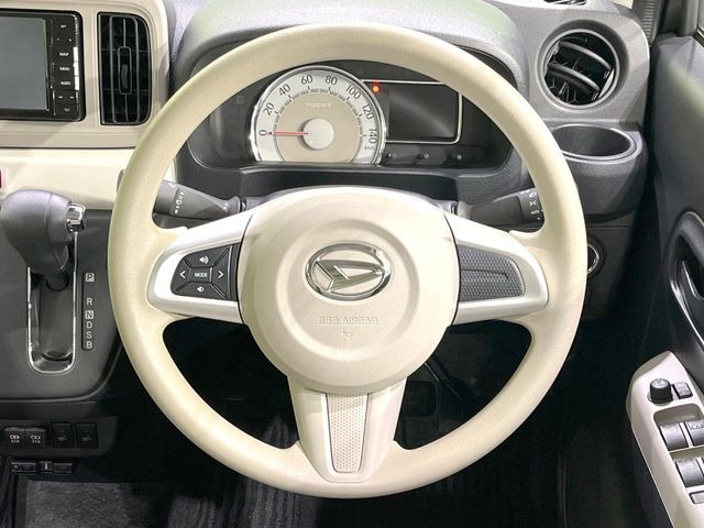 インテリアに合わせたデザインのステアリングは、運転される方のことも考え、運転しやすい形状、大きさです。是非一度、実際に触ってお確かめください。