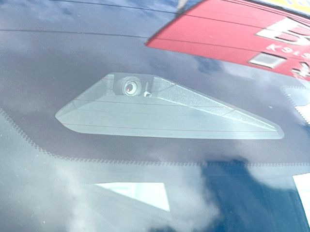 【プリクラッシュセーフティ】前方の車両等を検知し、衝突しそうな時は警報で注意を促し、ブレーキを踏む力をサポート。ブレーキを踏めなかった場合は衝突被害軽減ブレーキが作動、衝突回避をサポートします。
