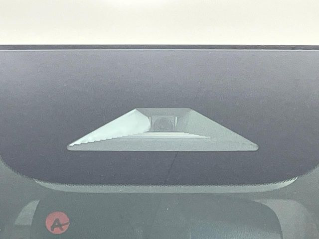 【ホンダセンシング】走行中に前方の車両等を認識し、衝突しそうな時は警報とブレーキで衝突回避と被害軽減をアシスト。より安全にドライブをお楽しみいただけます。